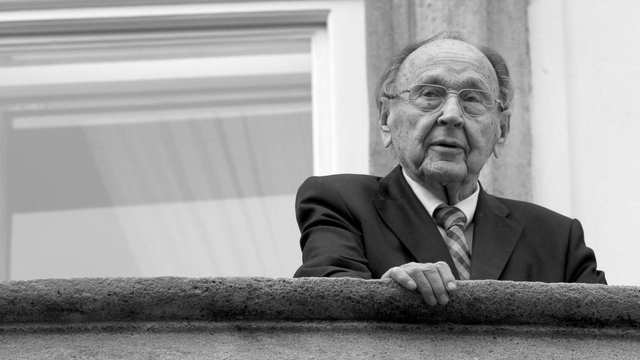 Der ehemalige Bundesaußenminister Hans-Dietrich Genscher steht am 30.09.2014 auf dem Balkon der Deutschen Botschaft in Prag (Tschechien) Der ehemalige Bundesaußenminister Hans-Dietrich Genscher steht am 30.09.2014 auf dem Balkon der Deutschen Botschaft in Prag (Tschechien)