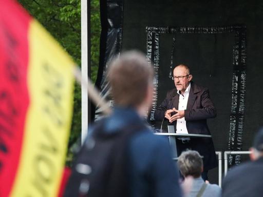 Chefarzt Markus Motschmann spricht auf der Corona-Kundgebung der AfD Fraktion in Magdeburg.