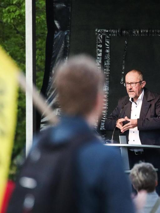 Chefarzt Markus Motschmann spricht auf der Corona-Kundgebung der AfD Fraktion in Magdeburg.