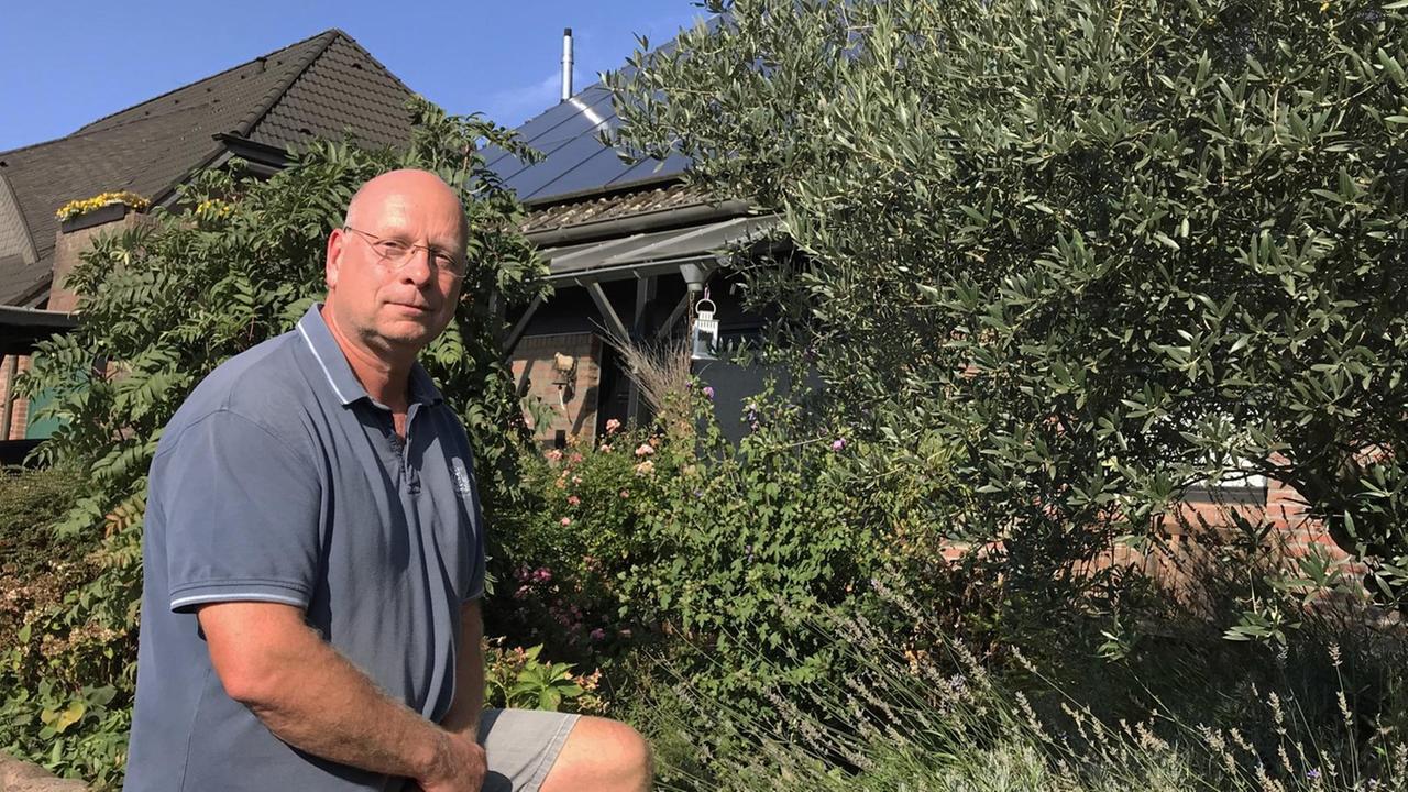 Oliver Kanneberg vor seinem Haus in Kuckum, einem Ortsteil von Erkelenz, der umgesiedelt werden soll Oliver Kanneberg vor seinem Haus in Kuckum, einem Ortsteil von Erkelenz, der umgesiedelt werden soll