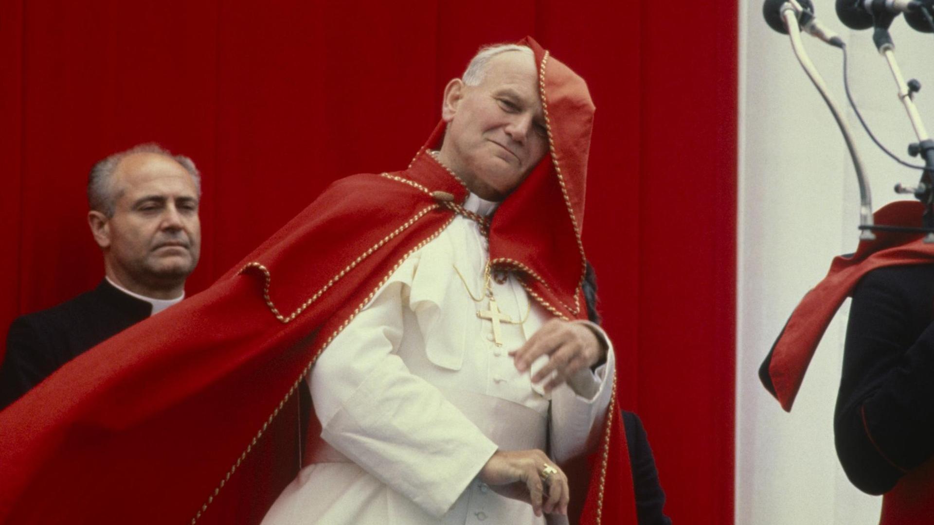 Johannes Paul II. mit wehendem roten Umhang im päpstlichen Ornat. Johannes Paul II. mit wehendem roten Umhang im päpstlichen Ornat.