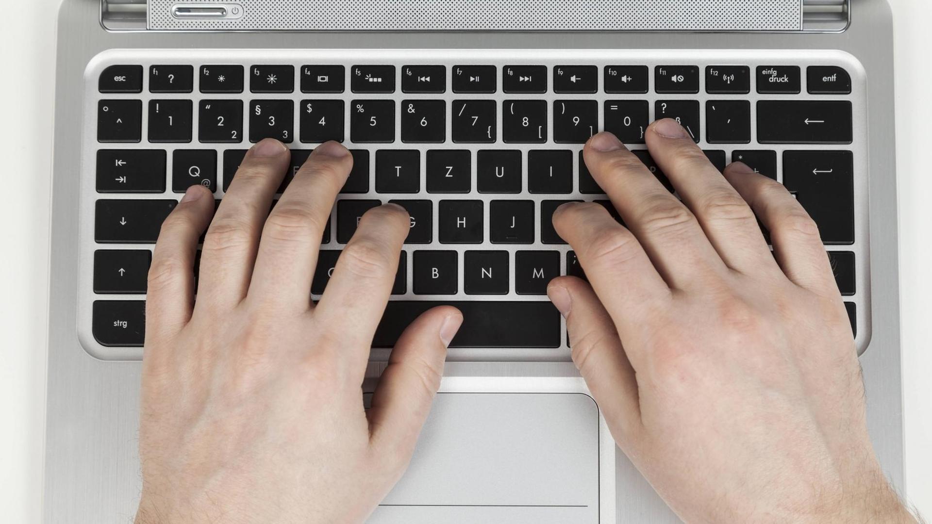 Tastatur mit Händen. Tastatur mit Händen.