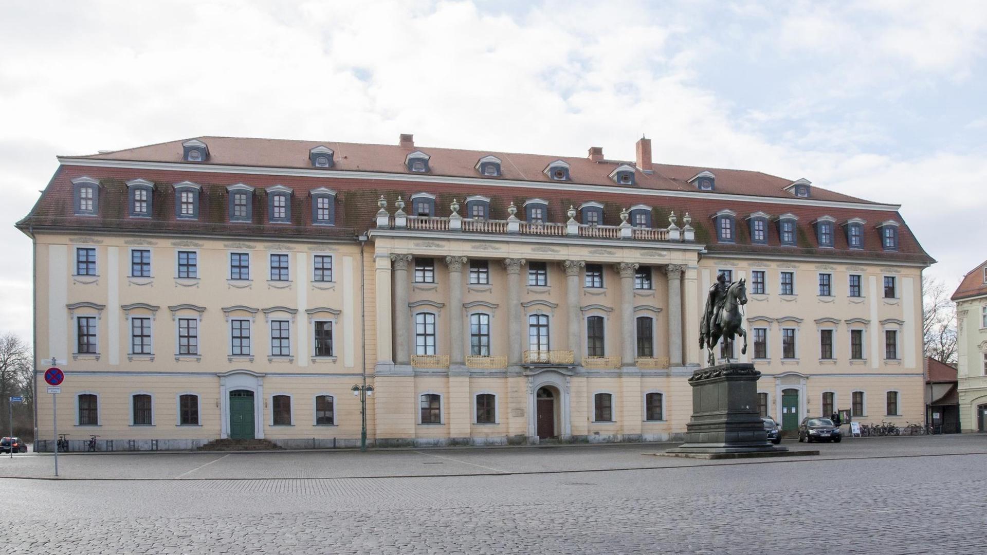 Das prächtige Fürstenhaus mit Reiterstandbild auf dem Platz der Demokratie in Weimar Das prächtige Fürstenhaus mit Reiterstandbild auf dem Platz der Demokratie in Weimar