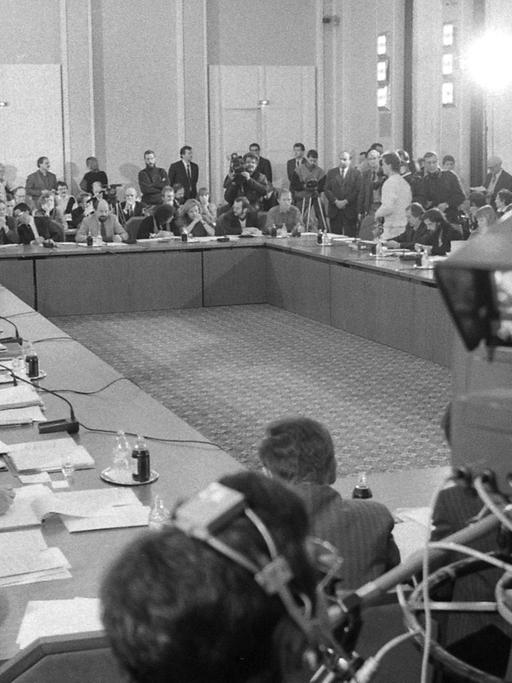 Versammlung im Januar 1990 am Zentralen Runden Tisch im Konferenzgebäude des Ministerrates der DDR