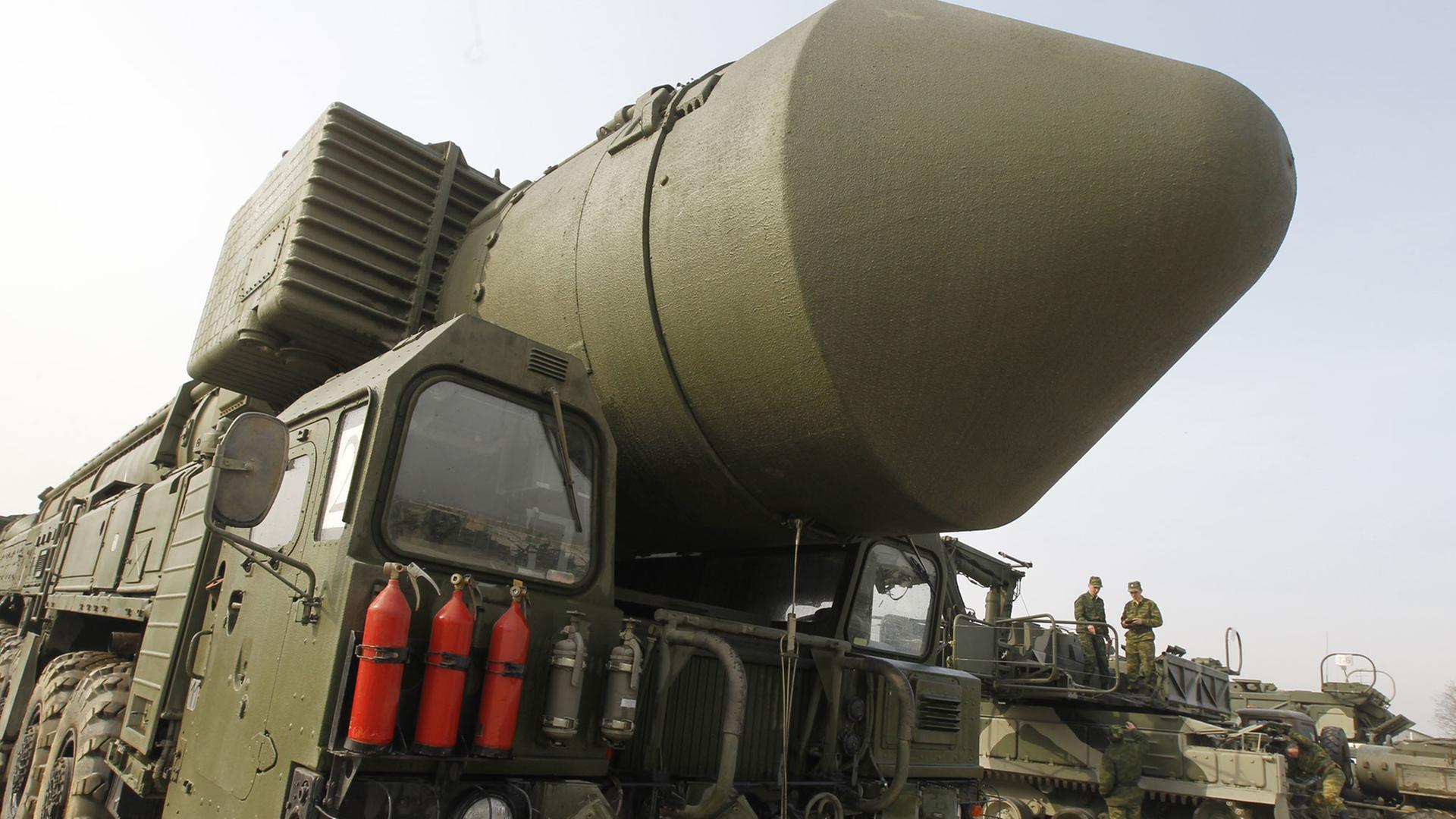 Russland zeigt eine Topol-M-Atomrakete auf dem Trainingsgelände in Alabino bei Moskau am 07.04.2010. Russland zeigt eine Topol-M-Atomrakete auf dem Trainingsgelände in Alabino bei Moskau am 07.04.2010.