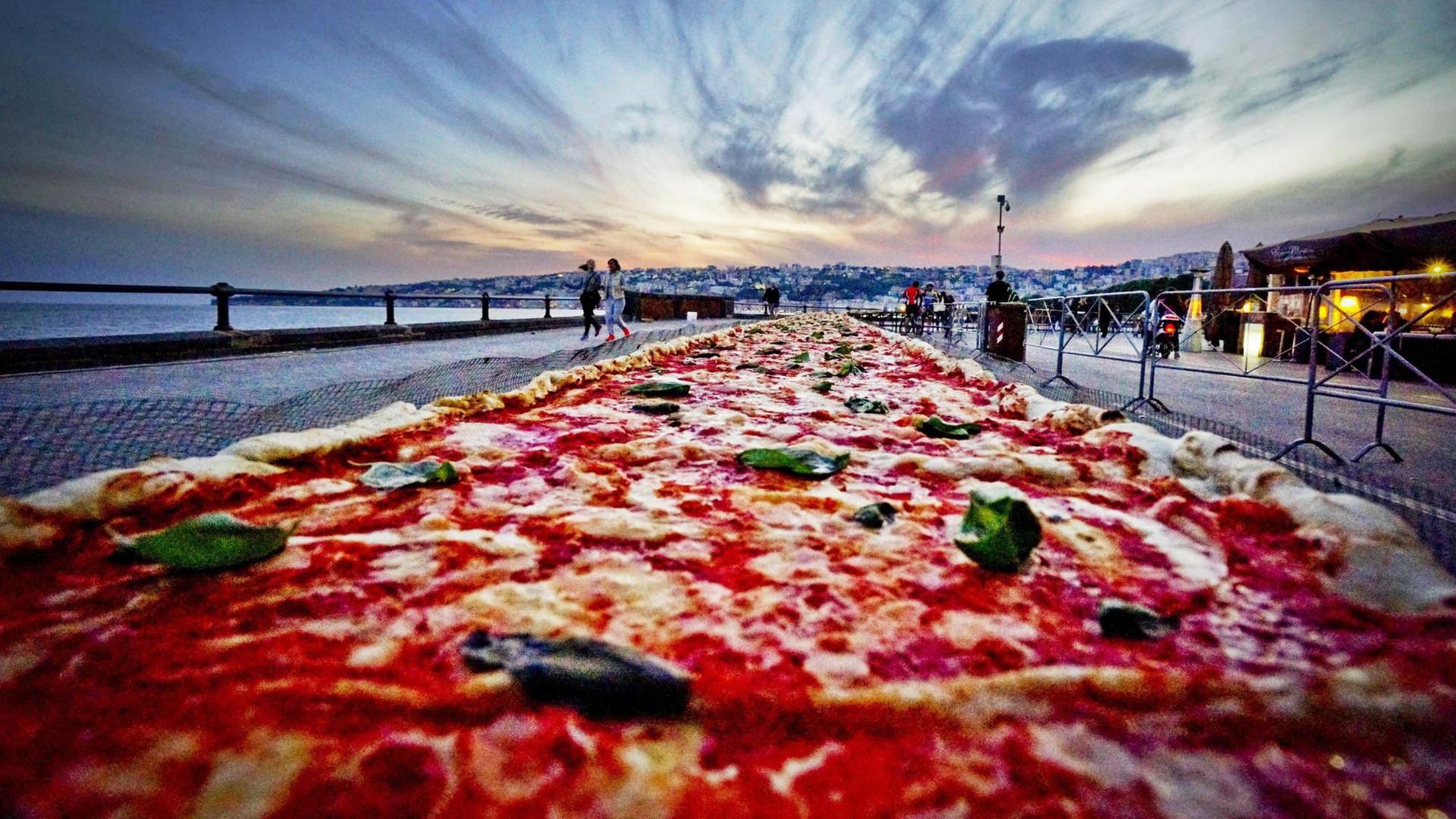 Weltrekord: eine zwei Kilometer lange Pizza in Neapel Weltrekord: eine zwei Kilometer lange Pizza in Neapel