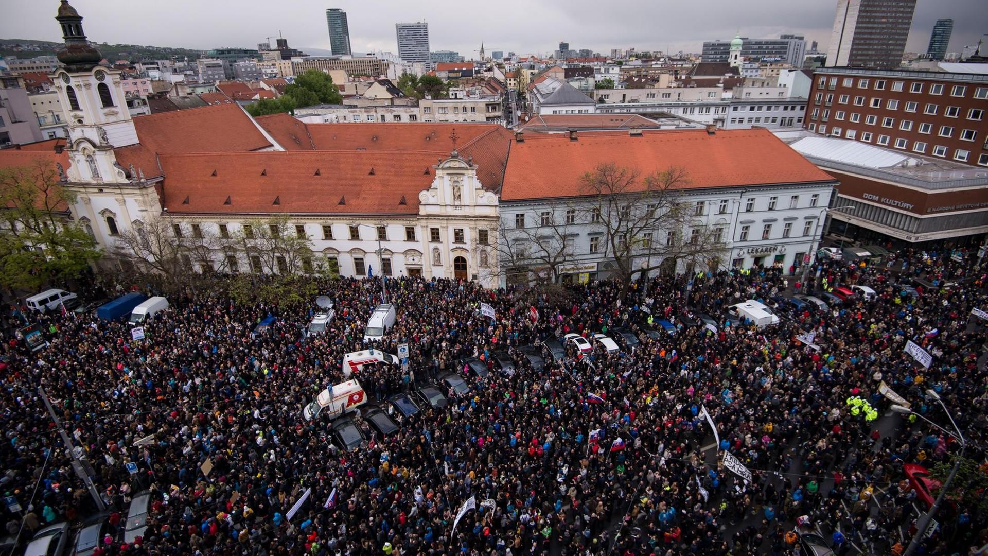 Demonstranten schwenken bei einem Protest gegen die Korruption in der Slowakei in Bratislava slowakische Flaggen. Organisiert hatten den Protestmarsch Schüler. Sie fordern den Rücktritt von Innenminister Robert Kalinak, Polizeipräsident Tibor Gaspar und Sonderstaatsanwalt Dusan Kovacik.