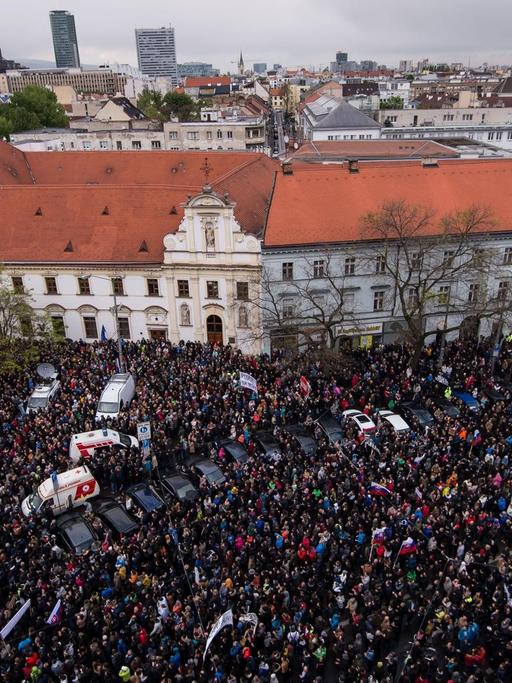 Demonstranten schwenken bei einem Protest gegen die Korruption in der Slowakei in Bratislava slowakische Flaggen. Organisiert hatten den Protestmarsch Schüler. Sie fordern den Rücktritt von Innenminister Robert Kalinak, Polizeipräsident Tibor Gaspar und Sonderstaatsanwalt Dusan Kovacik.