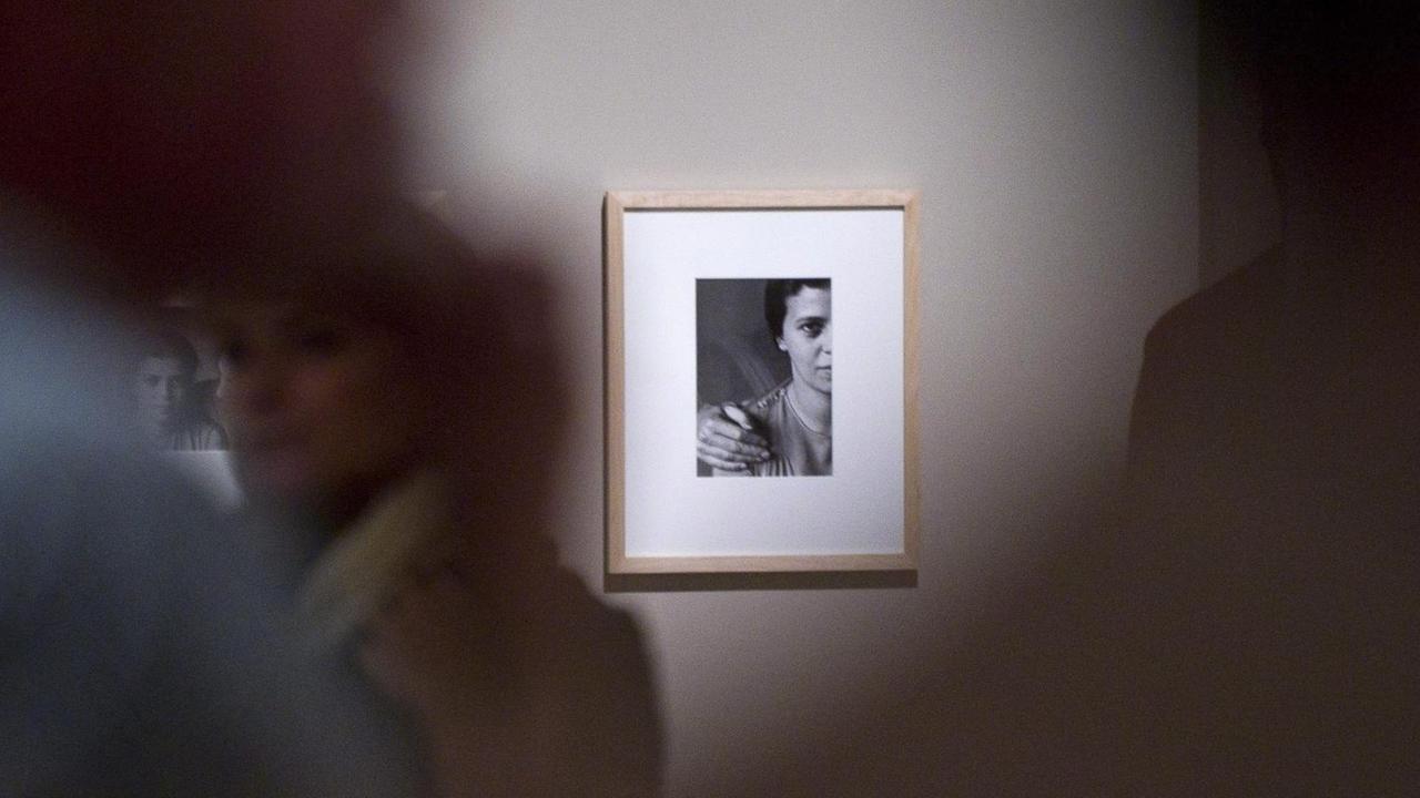 André Kertész' Foto "Elisabeth und ich" (1933) in einer Kertész-Retrospektive 2011 im ungarischen Nationalmuseum Budapest André Kertész' Foto "Elisabeth und ich" (1933) in einer Kertész-Retrospektive 2011 im ungarischen Nationalmuseum Budapest