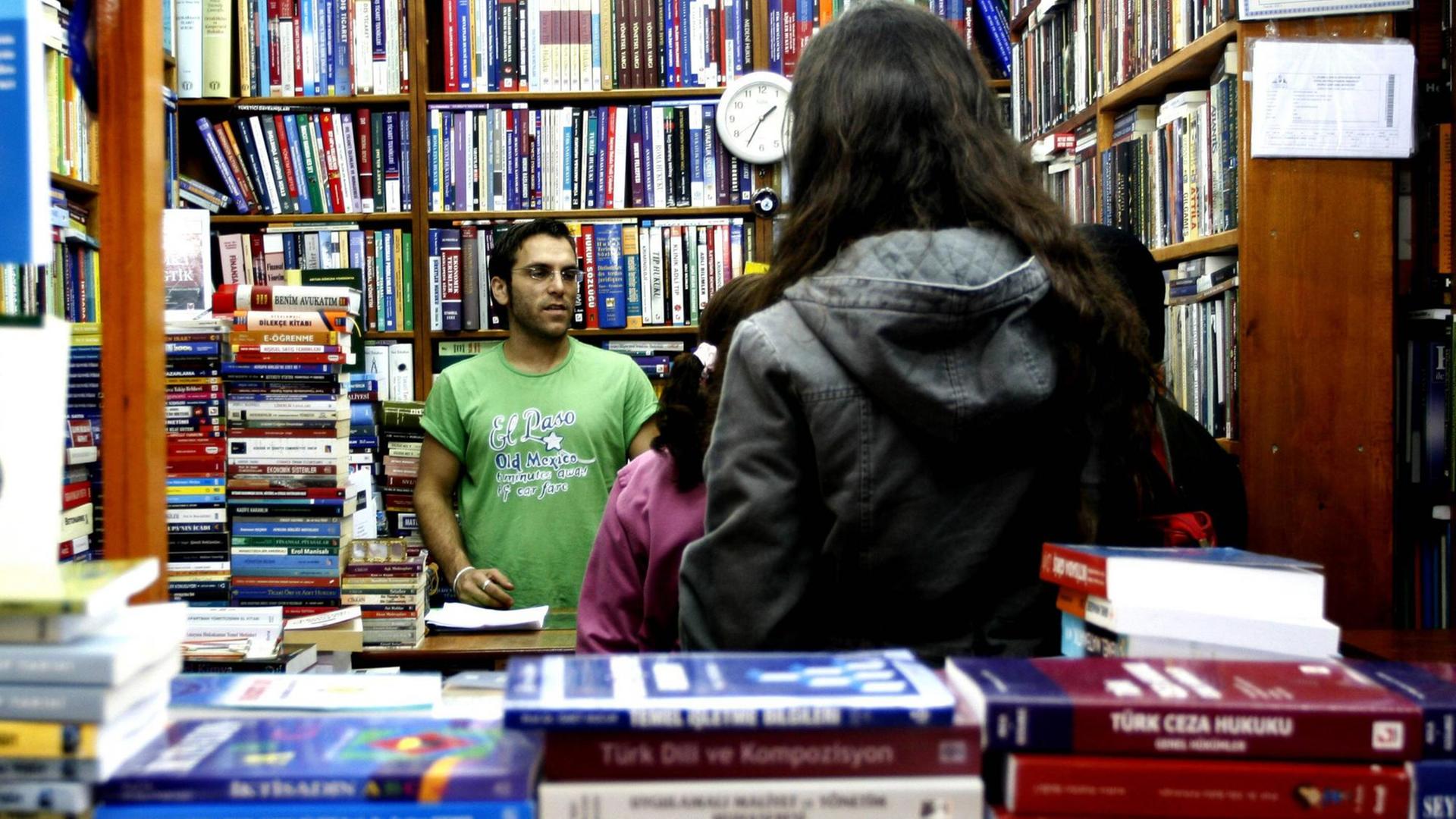 Kunden drängen sich in einem Instanbuler Buchladen. Kunden drängen sich in einem Instanbuler Buchladen.