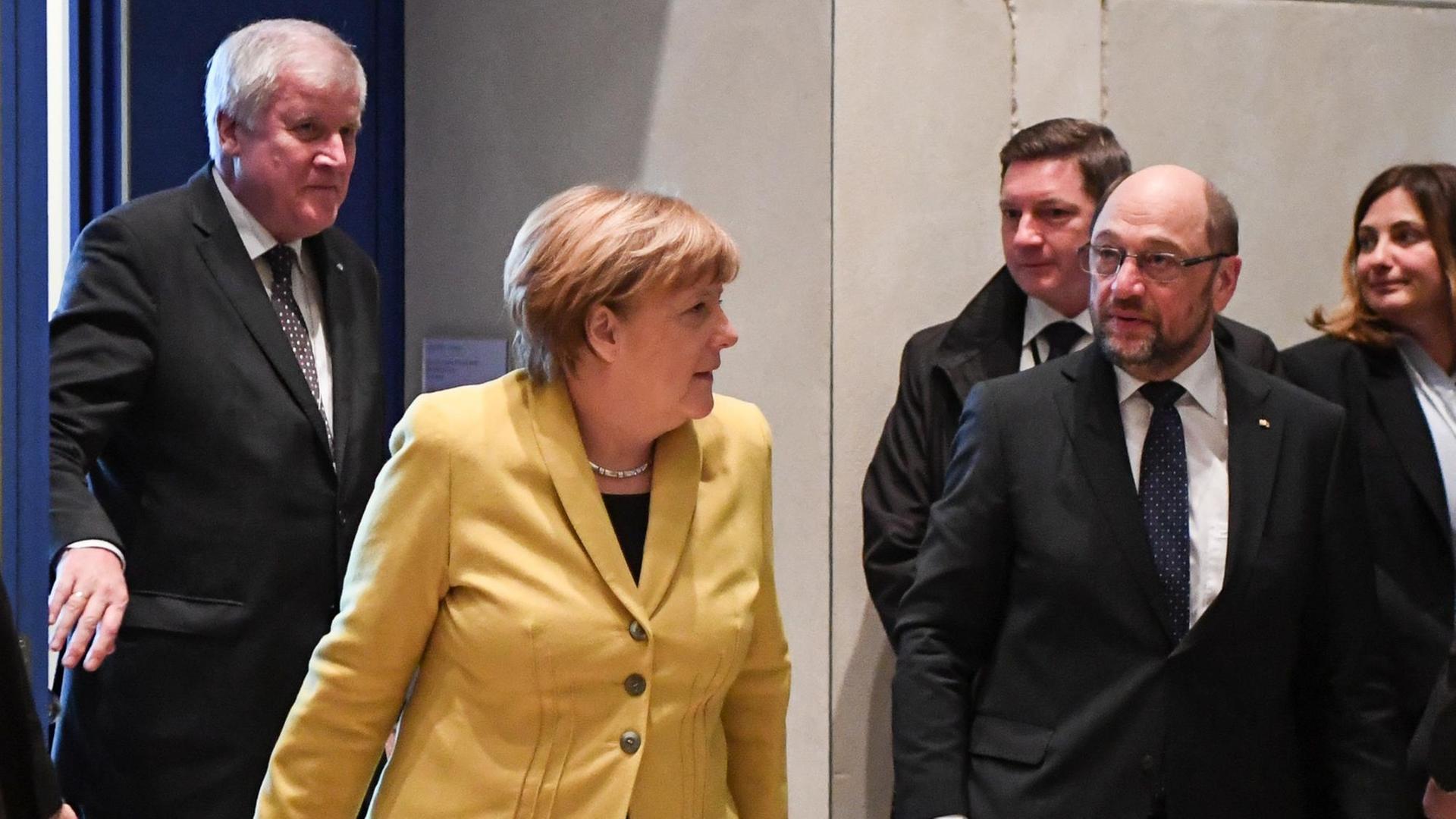 Die drei und zwei weitere Personen vor einer Betonwand. Die drei und zwei weitere Personen vor einer Betonwand.