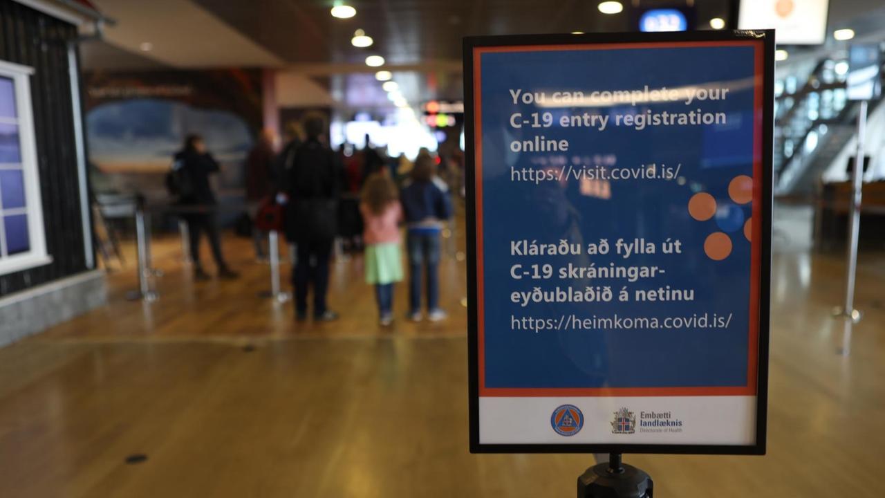 Auf einem Hinweisschild werden Einreisende nach Island darauf hingewiesen, dass Sie sich registrieren müssen Auf einem Hinweisschild werden Einreisende nach Island darauf hingewiesen, dass Sie sich registrieren müssen