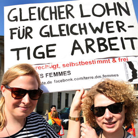Zwei Frauen demonstrieren am Equal Pay Day in Berlin für gleiche Löhne bei Männer und Frauen. Zwei Frauen demonstrieren am Equal Pay Day in Berlin für gleiche Löhne bei Männer und Frauen.