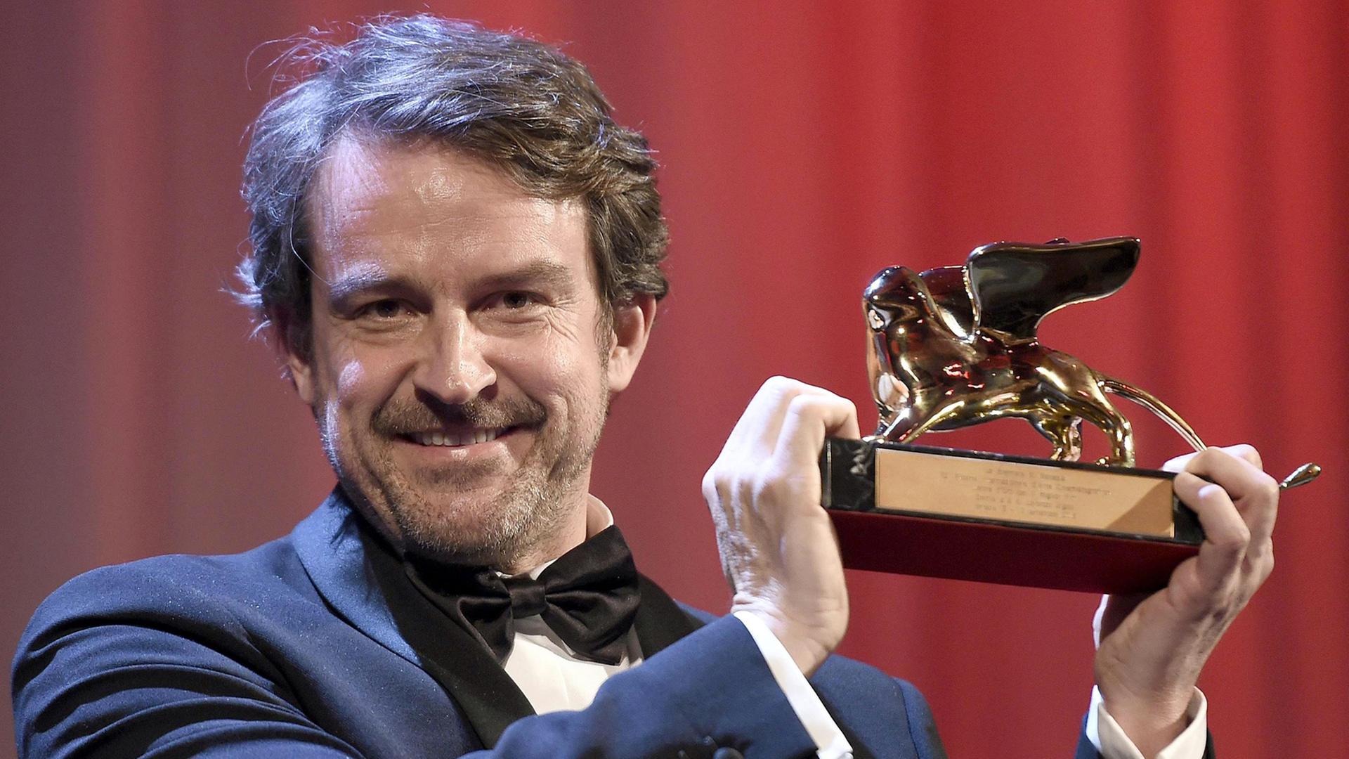 Der venezolanische Regisseur Lorenzo Vigas mit dem Goldenen Löwen für sein Liebesdrama "Desde allá" (dt. "Von dort") auf der Preisverleihung der 72. Filmfestspiele in Venedig. Der venezolanische Regisseur Lorenzo Vigas mit dem Goldenen Löwen für sein Liebesdrama "Desde allá" (dt. "Von dort") auf der Preisverleihung der 72. Filmfestspiele in Venedig.