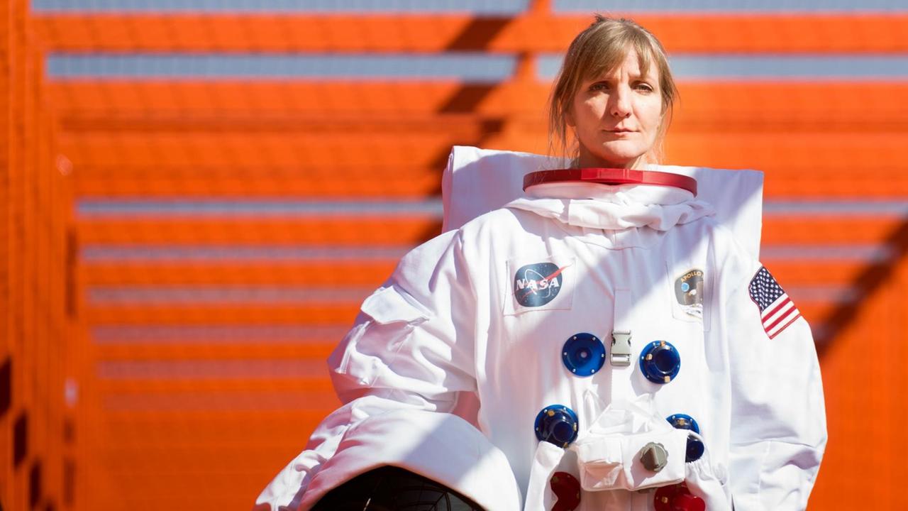 Ein Programmplakat mit Katinka Buddenkotte im Astronautenanzug