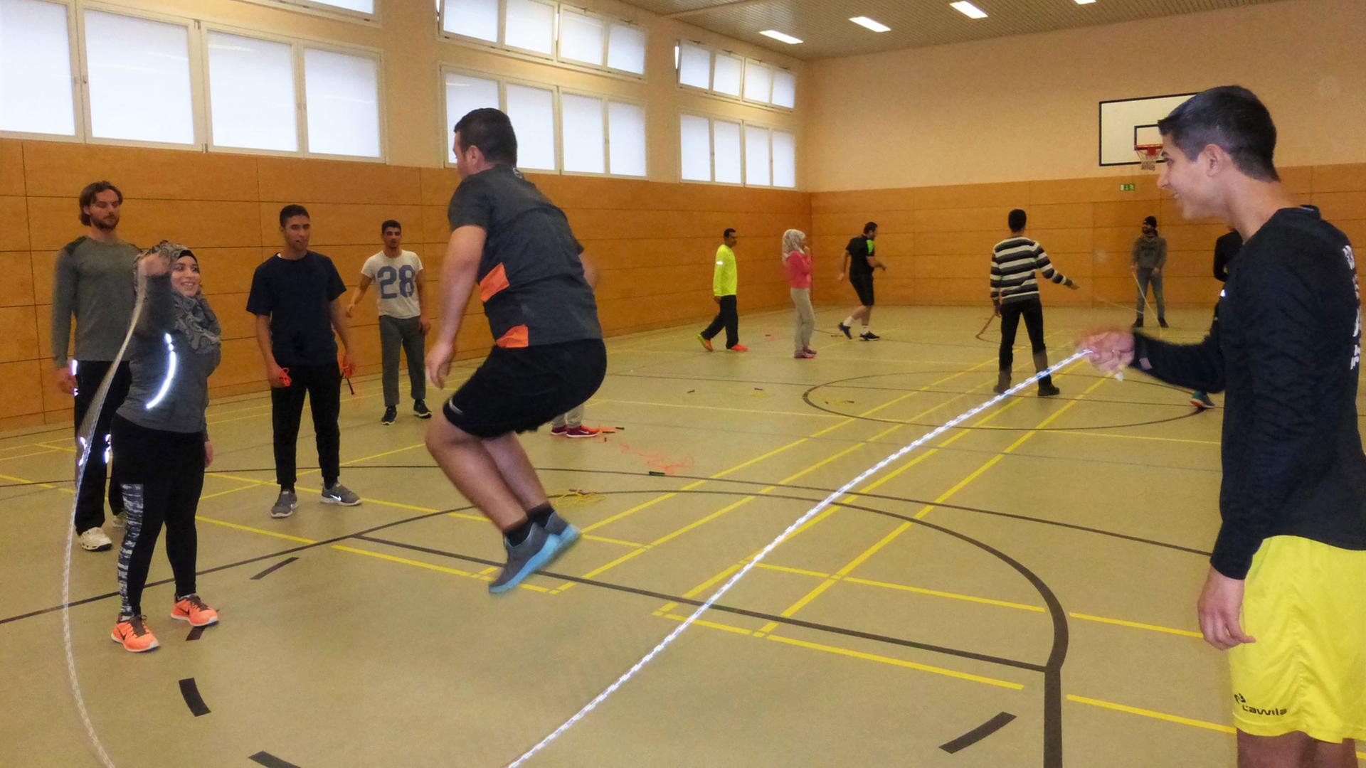 Flüchtlinge als künftige Sporttrainer.