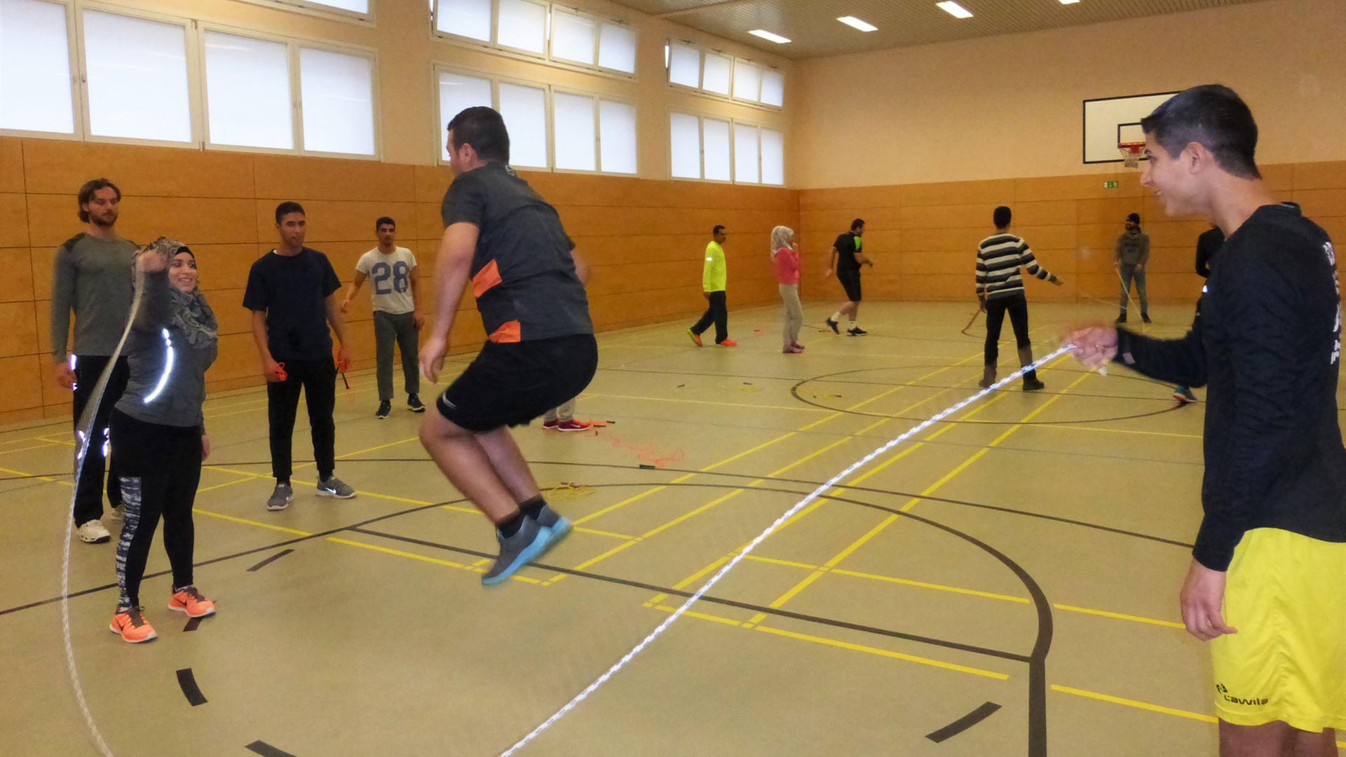 Flüchtlinge als künftige Sporttrainer. Flüchtlinge als künftige Sporttrainer.