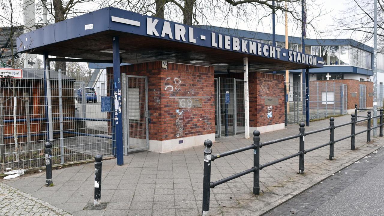 Der Eingang zum Karl-Liebknecht-Stadion in Potsdam-Babelsberg. Der Eingang zum Karl-Liebknecht-Stadion in Potsdam-Babelsberg.