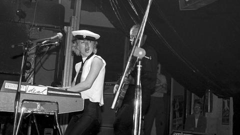 Eine schwarz-weiß-Aufnahme zeigt Annette Humpe bei einem Live-Auftritt von Ideal im Kurhaus Hannover im Juni 1981.