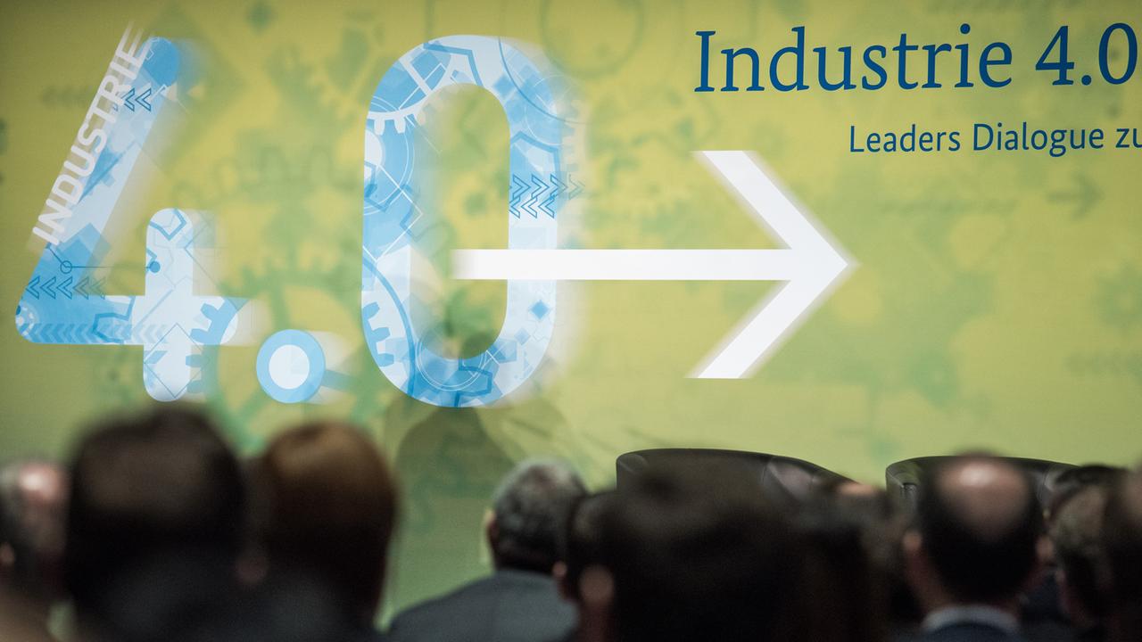 Der Schriftzug "Industrie 4.0" steht bei der Hannover Messe 2015 beim Leaders Dialogue "Industrie 4.0 in Made in Germany" zum Start der Plattform Industrie 4.0 auf einer Wand.