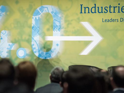 Der Schriftzug "Industrie 4.0" steht bei der Hannover Messe 2015 beim Leaders Dialogue "Industrie 4.0 in Made in Germany" zum Start der Plattform Industrie 4.0 auf einer Wand.