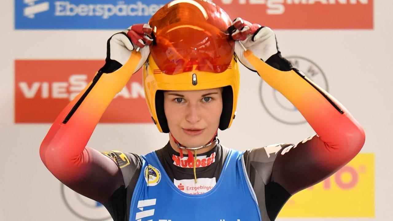 Die deutsche Rennrodlerin Julia Taubitz bereitet sich auf der Kunsteisbahn am Königssee auf den Start vor. Die deutsche Rennrodlerin Julia Taubitz bereitet sich auf der Kunsteisbahn am Königssee auf den Start vor.
