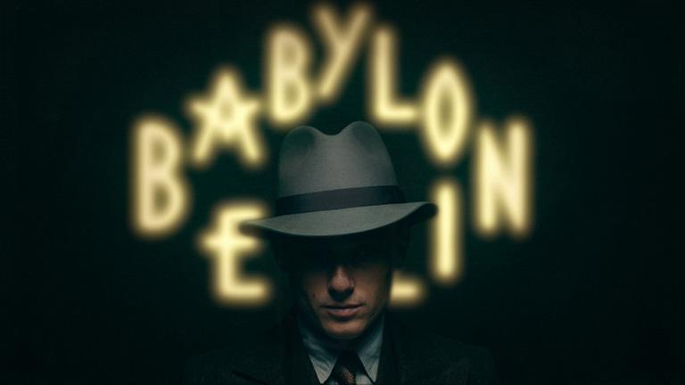 Der Kopf einer Person ist vor dem Emblem der Serie "Babylon Berlin" zu sehen