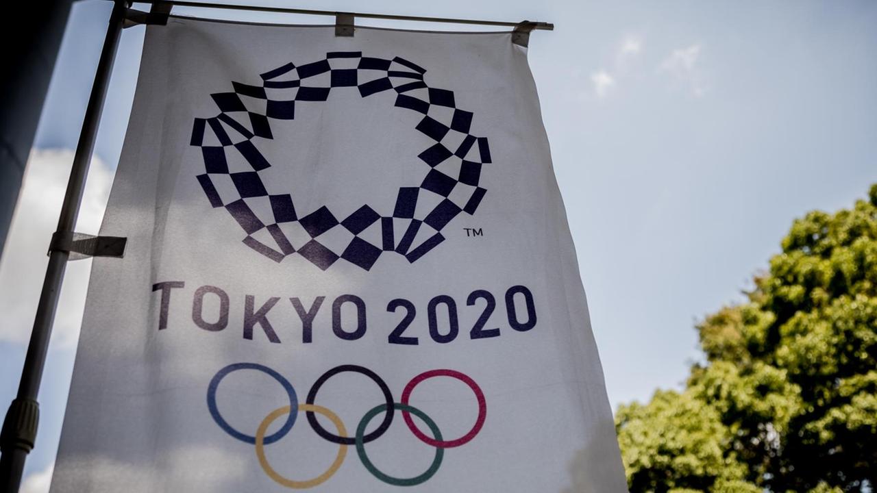Eine Flagge mit dem Logo für die Olympischen Sommerspiele in Tokio 2020.