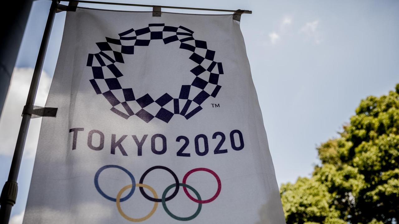 Eine Flagge mit dem Logo für die Olympischen Sommerspiele in Tokio 2020. Eine Flagge mit dem Logo für die Olympischen Sommerspiele in Tokio 2020.