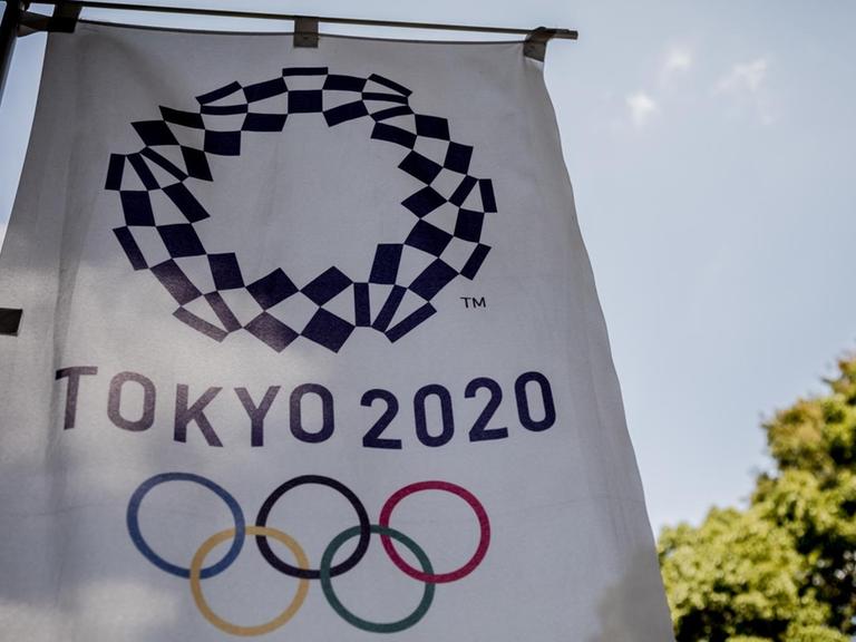 Eine Flagge mit dem Logo für die Olympischen Sommerspiele in Tokio 2020.