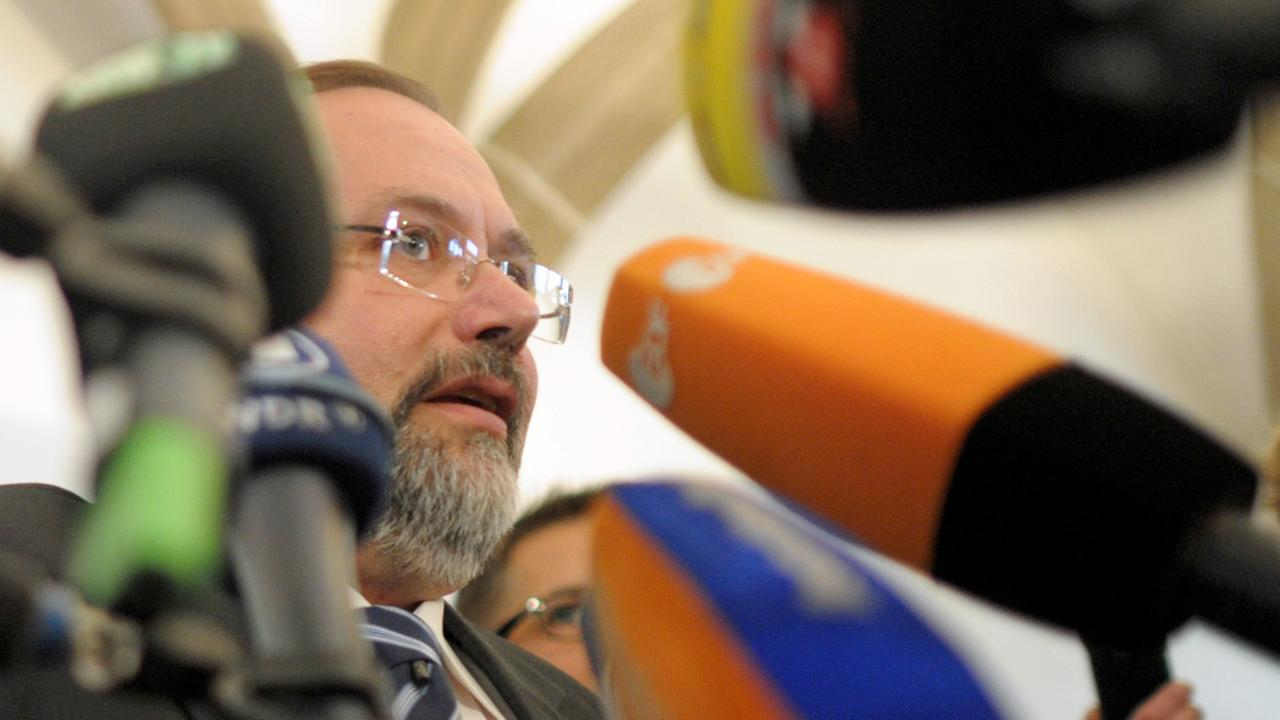 Adolf Sauerland gibt am Montag 17. Oktober 2011 in Duisburg eine Erklärung ab. Gut ein Jahr nach der Loveparade-Katastrophe steht Sauerland, CDU, damals wegen des Unglücks vor einem Abwahlverfahren. Adolf Sauerland gibt am Montag 17. Oktober 2011 in Duisburg eine Erklärung ab. Gut ein Jahr nach der Loveparade-Katastrophe steht Sauerland, CDU, damals wegen des Unglücks vor einem Abwahlverfahren.
