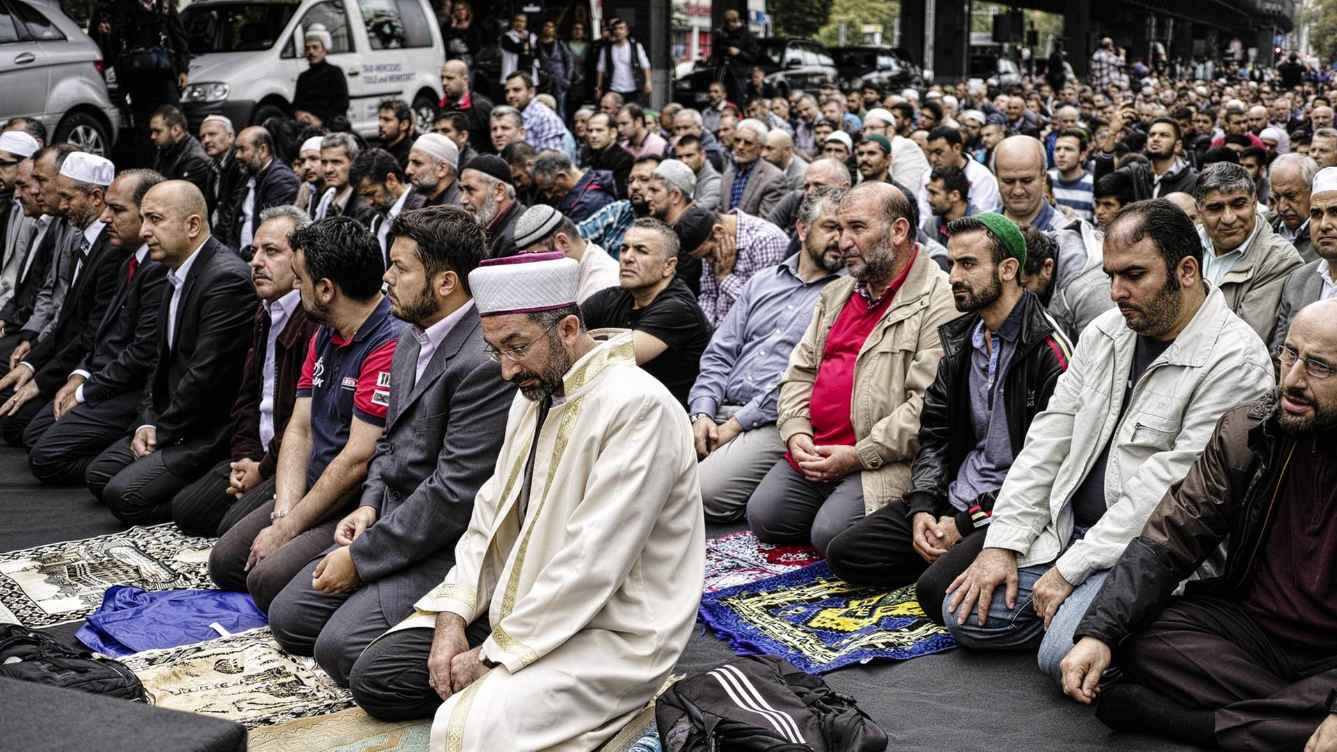 Viele Muslime knien auf dem Boden und sprechen ein Friedensgebet gegen Extremismus in Kreuzberg, Berlin in Deutschland. Islamische Verbände halten Friedensgebet vor der Mevlana-Moschee ab, vor der vor einem Monat ein Brandanschlag verübt wurde. Eine Aktion des Zentralrats der Muslime, der Türkisch-Islamischen Union (Ditib), des Islamrates und dem Verband der Islamischen Kulturzentren (VIKZ). Viele Muslime knien auf dem Boden und sprechen ein Friedensgebet gegen Extremismus in Kreuzberg, Berlin in Deutschland. Islamische Verbände halten Friedensgebet vor der Mevlana-Moschee ab, vor der vor einem Monat ein Brandanschlag verübt wurde. Eine Aktion des Zentralrats der Muslime, der Türkisch-Islamischen Union (Ditib), des Islamrates und dem Verband der Islamischen Kulturzentren (VIKZ).