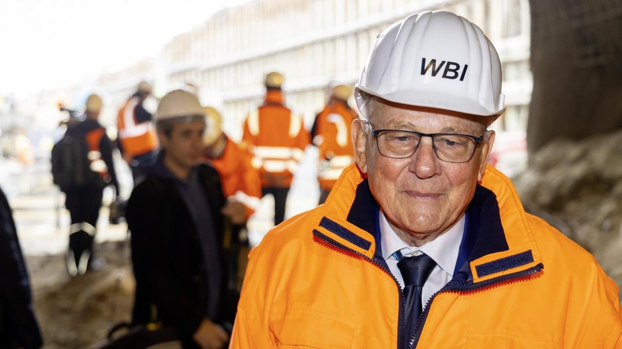 "Tunnelpapst" Walter Wittke in einer orangenen Jacke und mit Schutzhelm auf der Baustelle des Tunnels Untertürkheim, 15.11.2019. 