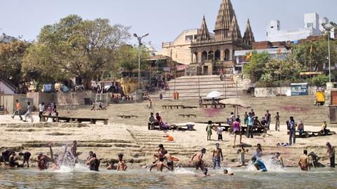 Die indische Stadt Varanasi in Indien am Ganges.