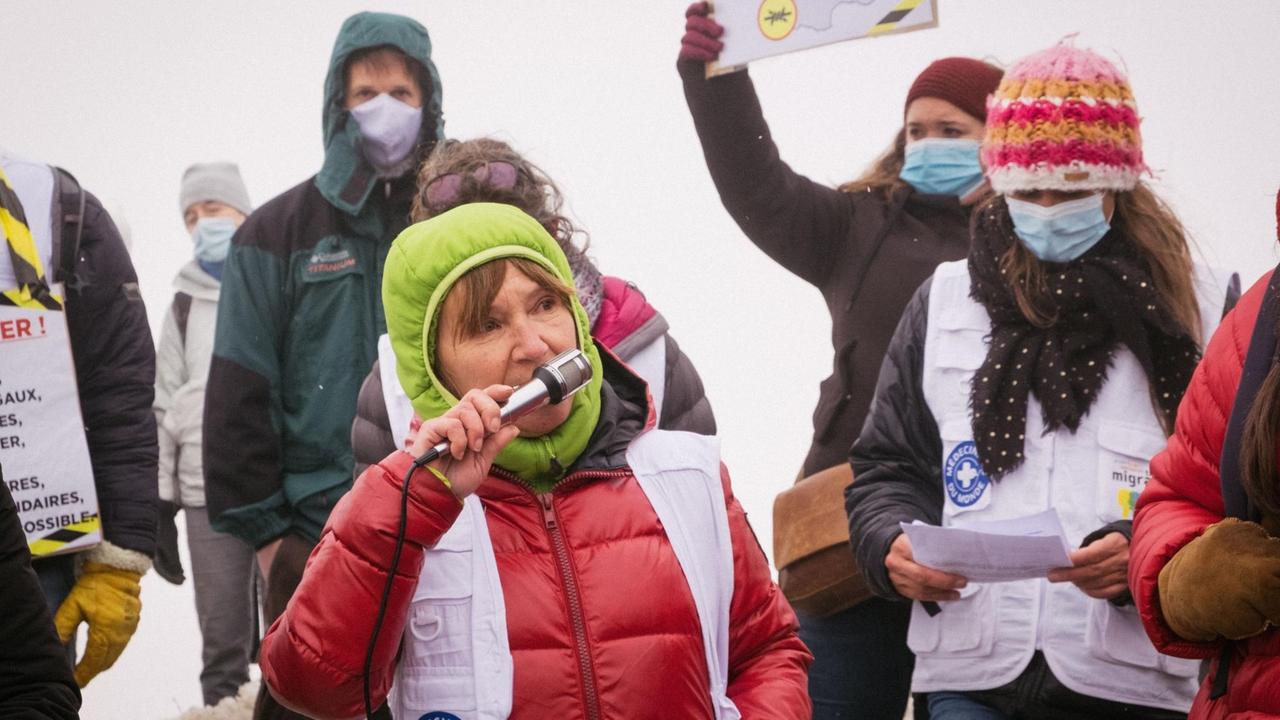 Agnès Antoine von "Tous Migrants" hält bei einer Demonstration eine Ansprache Agnès Antoine von "Tous Migrants" hält bei einer Demonstration eine Ansprache