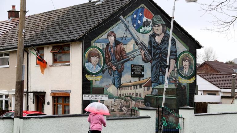 Ein republikanisches Wandgemälde im Westen Belfasts, Nordirland, zum 20. Jahrestag des Karfreitagabkommens, 10. April 2019