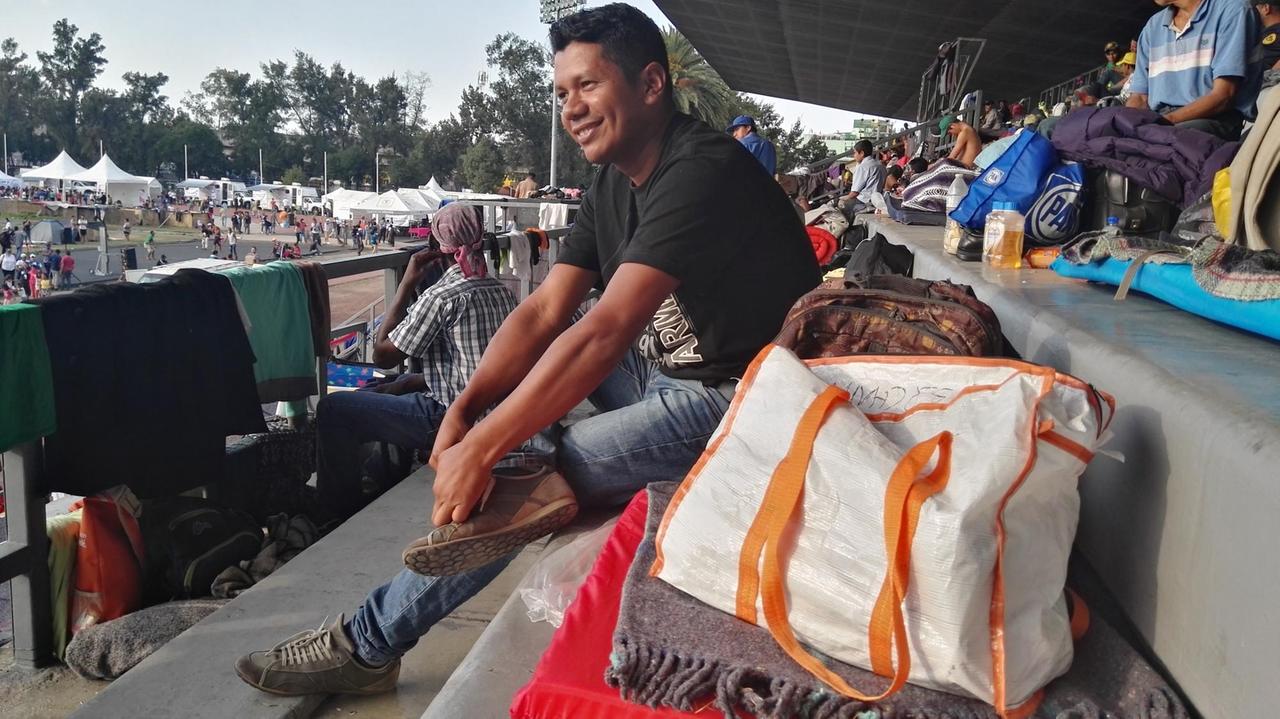 Samael Méndez González sitzt auf den Stufen eines als Auffanglager dienenden Sportplatzes in Mexiko-Stadt. Samael Méndez González sitzt auf den Stufen eines als Auffanglager dienenden Sportplatzes in Mexiko-Stadt.