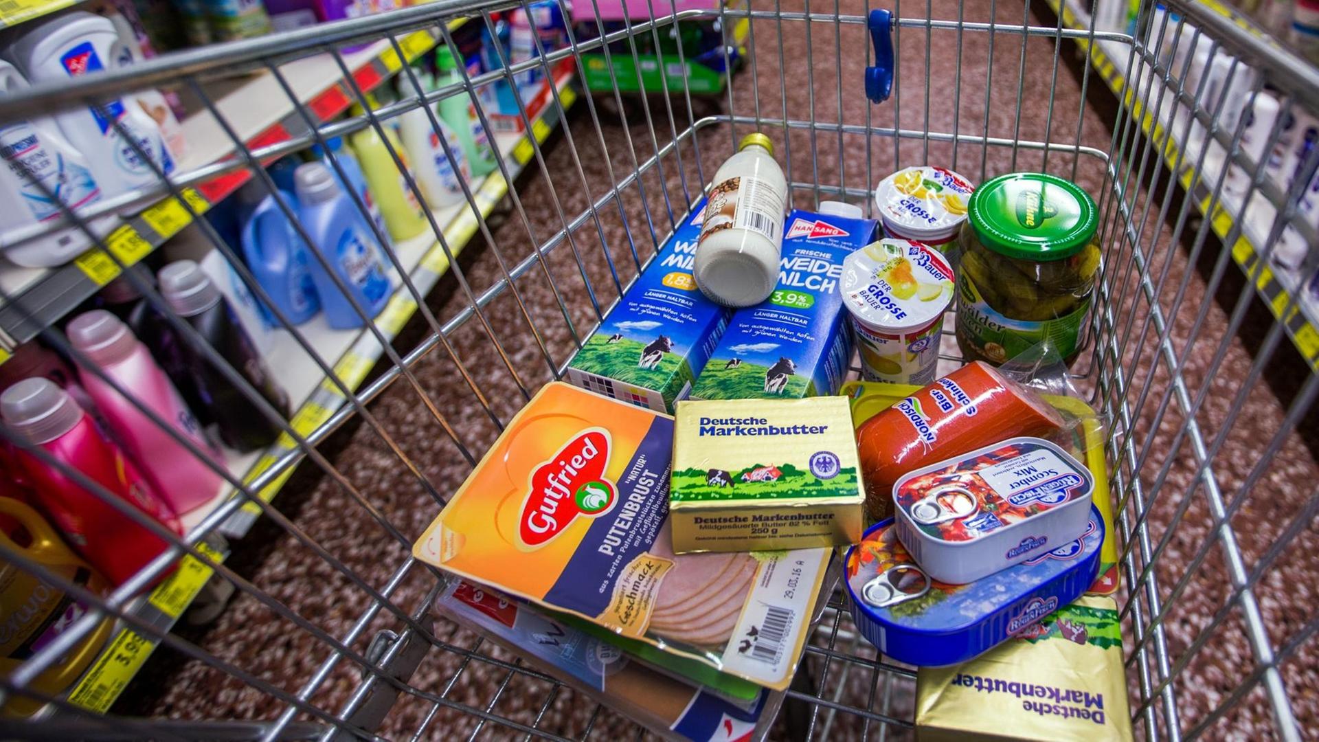 Lebensmittel liegen am 29.03.2016 in einem Lebensmittelmarkt in Gadebusch (Mecklenburg-Vorpommern) in einem Einkaufswagen. Lebensmittel liegen am 29.03.2016 in einem Lebensmittelmarkt in Gadebusch (Mecklenburg-Vorpommern) in einem Einkaufswagen.