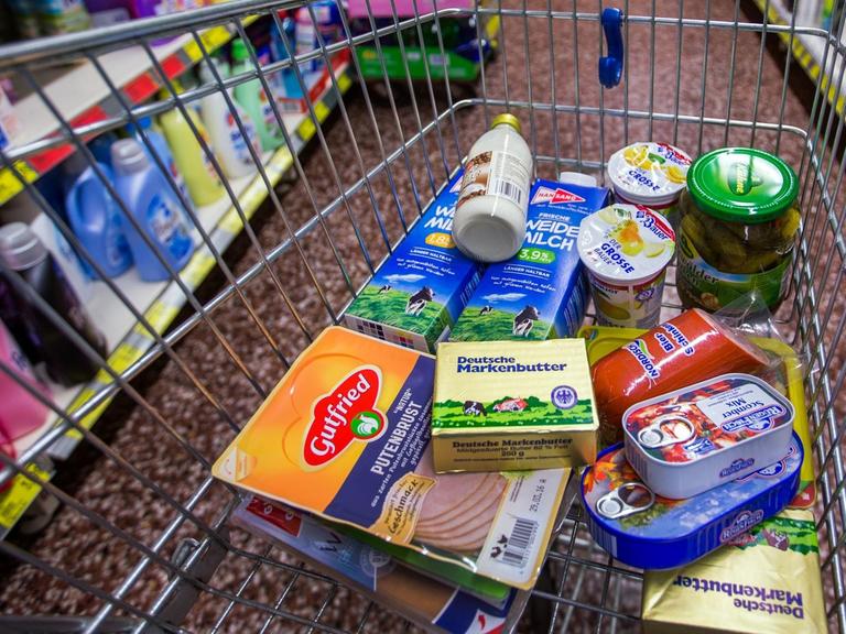 Lebensmittel liegen am 29.03.2016 in einem Lebensmittelmarkt in Gadebusch (Mecklenburg-Vorpommern) in einem Einkaufswagen.