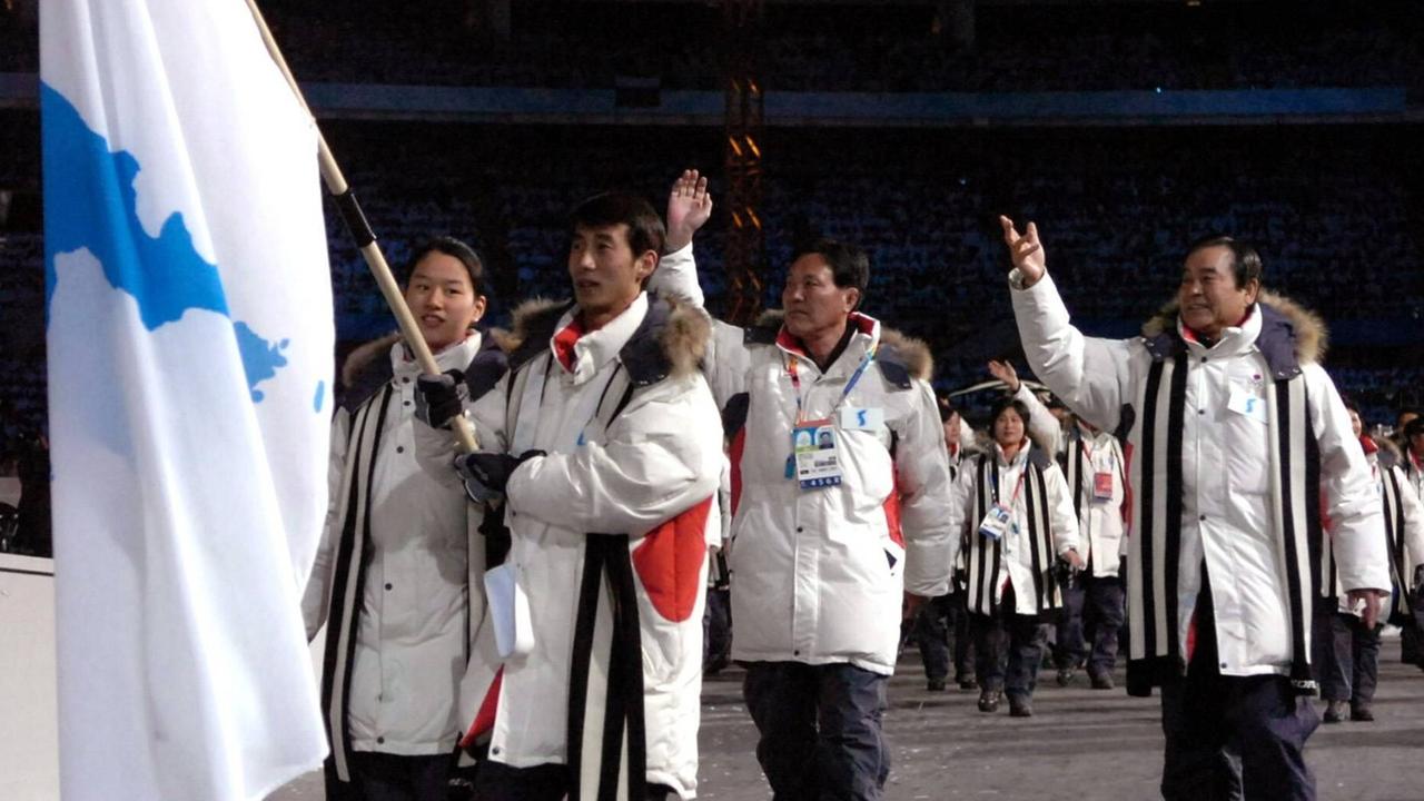 Einmarsch der Olympiamannschaften von Nordkorea und Südkorea unter einer Flagge. Einmarsch der Olympiamannschaften von Nordkorea und Südkorea unter einer Flagge.