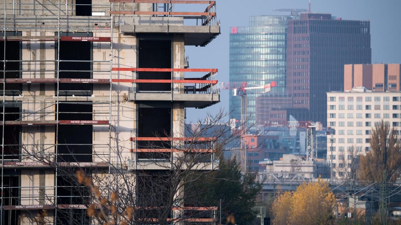 Ein Baugerüst steht an einem Rohbau von Neubau-Wohnungen in Schöneberg.