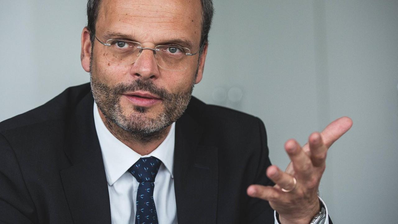 Felix Klein gestikuliert in einem Gespräch. Felix Klein gestikuliert in einem Gespräch.