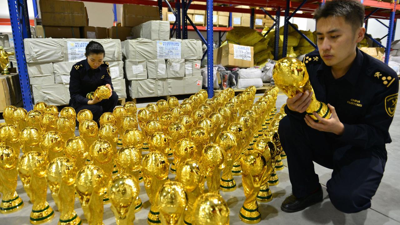 Der Traum vom Gold: 1020 gefälschte Fußball-Weltmeisterschafts-Pokale wurden 2016 in China beschlagnahmt. Der Traum vom Gold: 1020 gefälschte Fußball-Weltmeisterschafts-Pokale wurden 2016 in China beschlagnahmt.