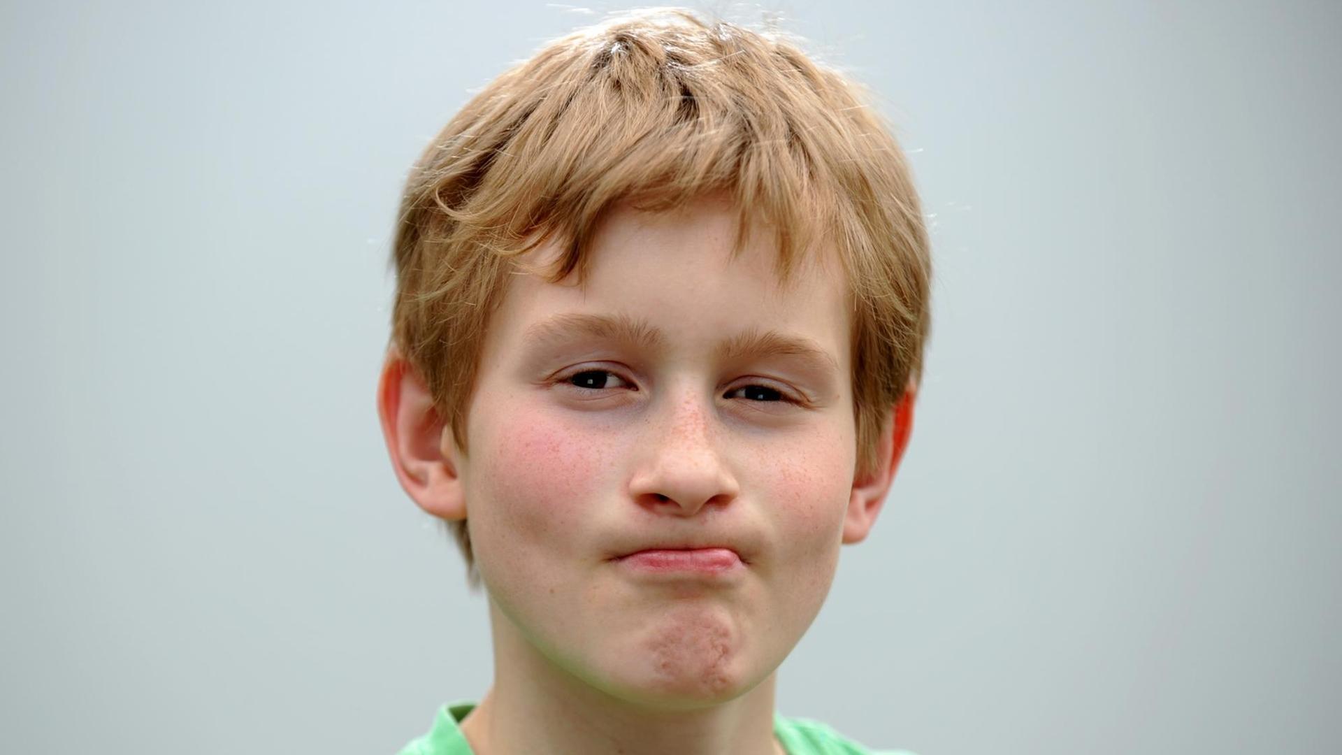 Julius zeigt einen aggressiven und wütenden Gesichtsausdruck Julius zeigt einen aggressiven und wütenden Gesichtsausdruck