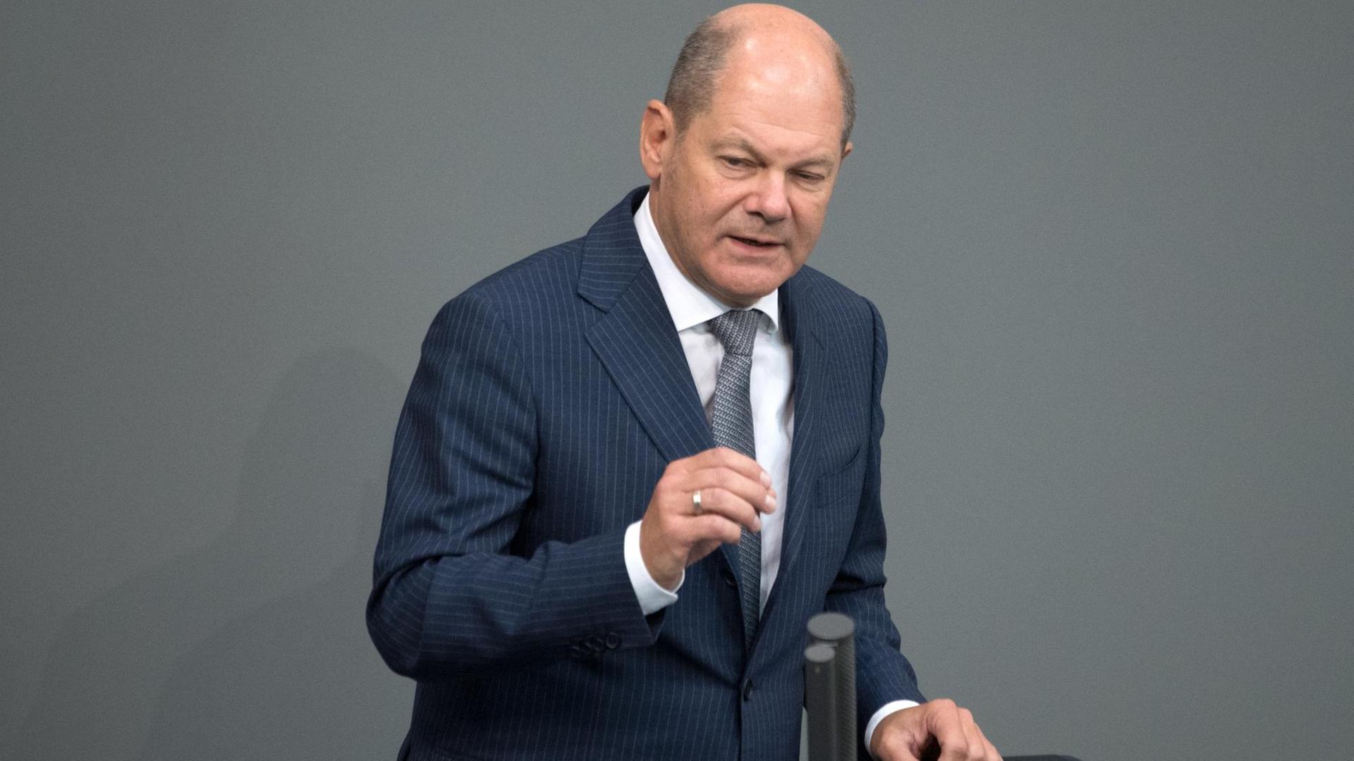 Bundesfinanzminister Olaf Scholz (SPD) spricht zum Abschluss der Beratungen des Bundeshaushaltsplans 2019 im Deutschen Bundestag. Bundesfinanzminister Olaf Scholz (SPD) spricht zum Abschluss der Beratungen des Bundeshaushaltsplans 2019 im Deutschen Bundestag.