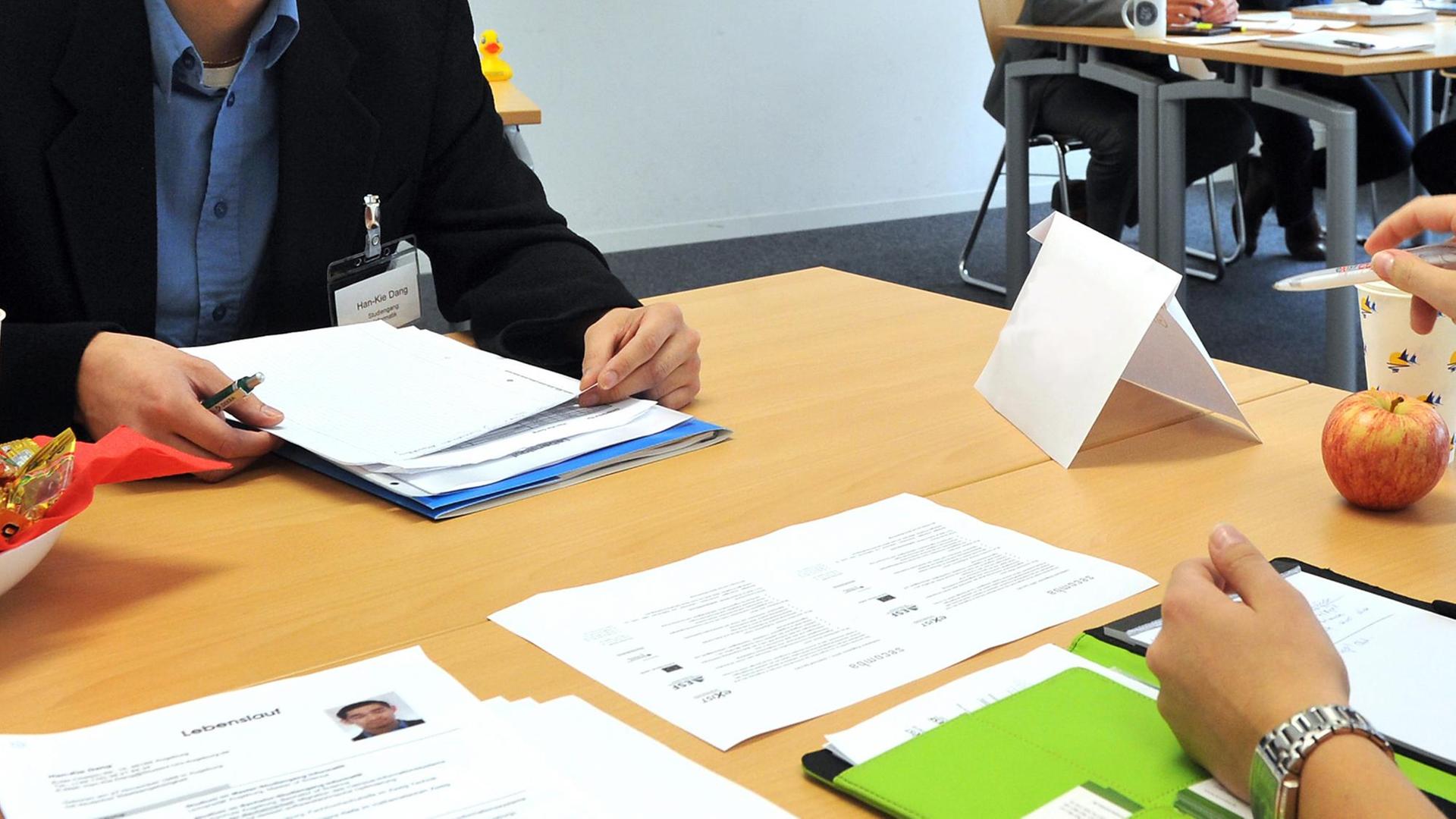 Zwei Mitarbeiter bei einem Bewerbungsgespräch Zwei Mitarbeiter bei einem Bewerbungsgespräch