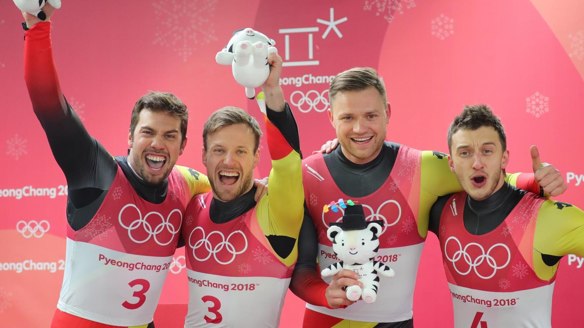 Tobias Wendl (l-r), Tobias Arlt (Gold) und Toni Eggert und Sascha Benecken (Bronze) aus Deutschland freuen sich über ihre Medaillen. Tobias Wendl (l-r), Tobias Arlt (Gold) und Toni Eggert und Sascha Benecken (Bronze) aus Deutschland freuen sich über ihre Medaillen.