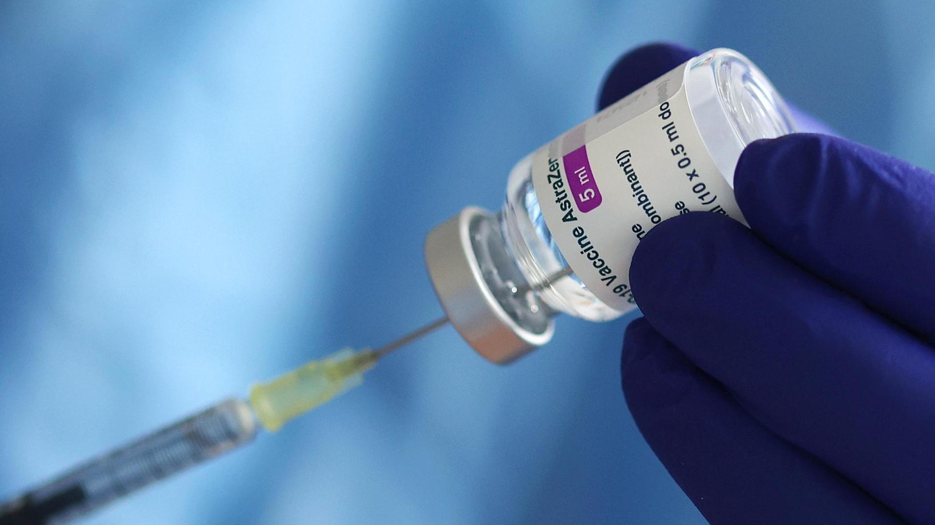 Ein Fläschchen mit dem Impf-Stoff von Astrazeneca Ein Fläschchen mit dem Impf-Stoff von Astrazeneca