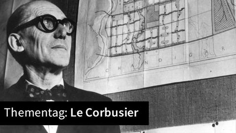 Der französisch-schweizerische Architekt und Städteplaner Le Corbusier steht im März 1953 neben seinem Plan für eine neue Hauptstadt im indischen Bundes staat Punjab.