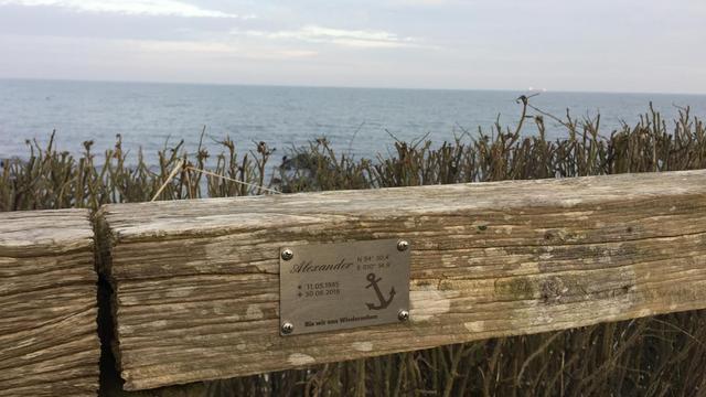 Gedenkschild an eine Seebestattung am Uferweg unterhalb des Bülker Leuchtturms in der Ostseegemeinde Strande.